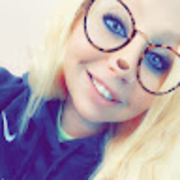 Meet your Posher, Stephanie - Picture 1 of 1